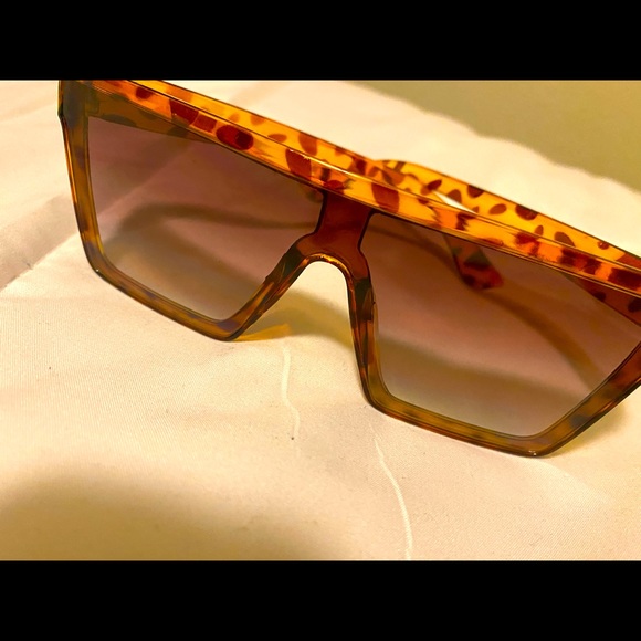 SUMMER‼️🕶☀️ Leopard Print Sunglasses/Shades - Picture 4 of 4